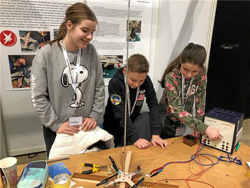Das Goslarer CvD-Gymnasium zeigt Forscher-Flagge Fliegt er? Oder fliegt er nicht? Die CvD-Gymnasiasten Wanda Lamm, Ole Giesecke und Emma Sauter (v.l.) präsentieren beim Regionalentscheid „Schüler experimentieren“ ihren Quadrocopter. Fotos: Privat