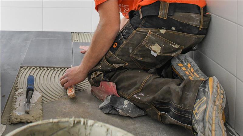 Handwerk: Bürokratie schreckt Nachfolger ab Fliesenleger: Das deutsche Handwerk beklagt einen Mangel an Nachwuchs. (Archivbild)