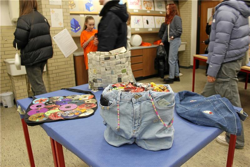 Bad Harzburger Schule ist „ein Raum für Talent“ Flippige Farben und cooles Design: Aus alter Kleidung und CDs wurden bunte Kunstwerke erschaffen. Foto: Jenzora
