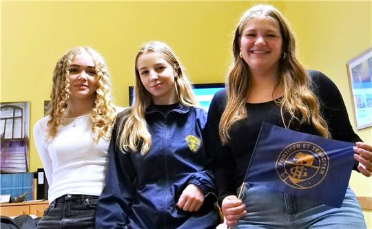 Florentine Schulze (v.li.), Lia Kühling und Annalena Backes verbringen zwölf Tage an einer Schule in Südafrika. Foto: Potthast