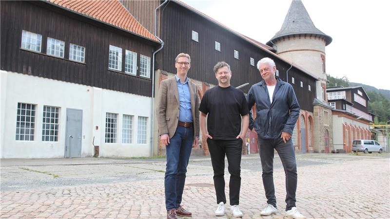 Goslar: Neue Konzertreihe am Rammelsberg soll im November starten Florian Briesner (l.) vom Weltkulturerbe freut es: Paul Kunze (Mitte) und Maik Herrmann möchten die Alte Schlosserei als Musik-Location wiederbeleben und planen vier „Glückauf-Konzerte“ im November.
