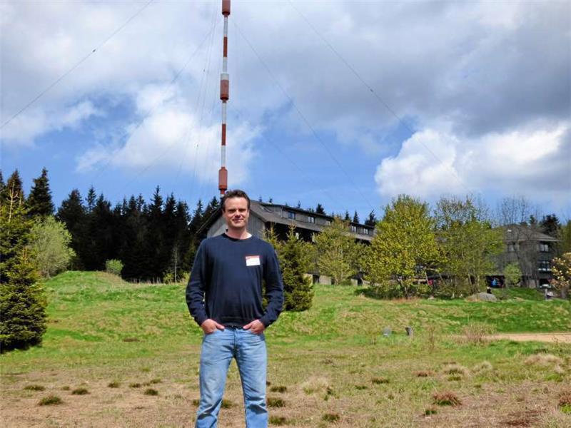Florian Brinkmann an seinem neuen Lebensmittelpunkt: Nach 15 Jahren Hotelfach übernahm er Niedersachsens höchstgelegene Jugendherberge.