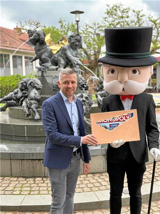 Florian Freitag präsentiert zusammen mit dem Maskottchen Mr. Monopoly einen Dummie der Harz-Edition. Welche Städte und welche Sehenswürdigkeiten in dem Spiel berücksichtigt werden, können die Harzer ab sofort selbst wählen. Foto: Schlegel