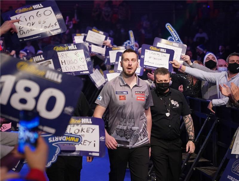 Das bringt der Tag bei der Darts-WM Florian Hempel (M) betritt die Bühne.