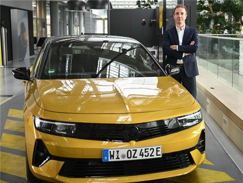 Opel-Chef erwartet in diesem Jahr stärkeren Absatz Florian Huettl, Geschäftsführer der Opel Automobile GmbH, posiert in der Unternehmenszentrale neben einem Opel Astra.