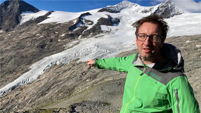 Florian Jurgeit vom Nationalpark Hohe Tauern zeigt von der Neuen Prager Hütte auf den inzwischen weit entfernten Gletscher. 