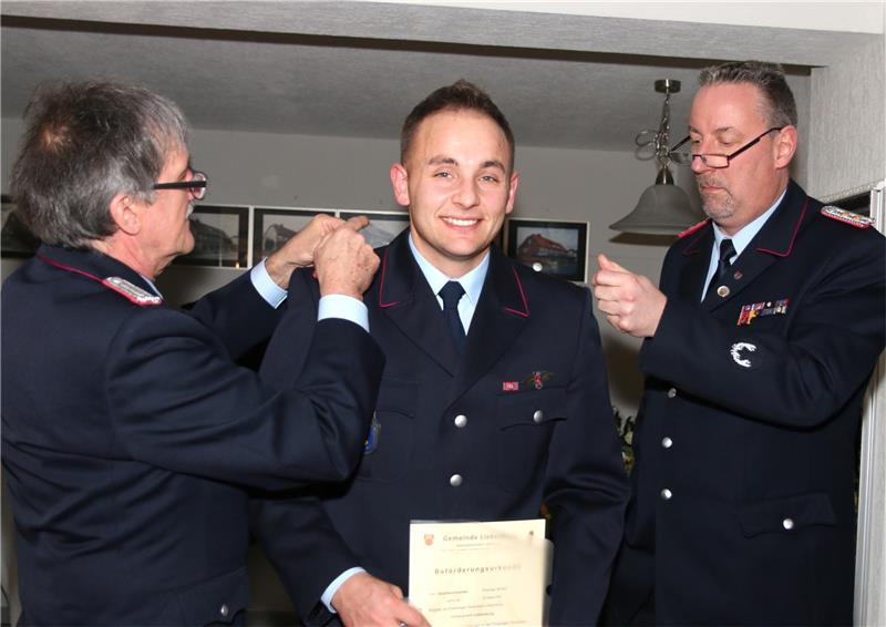 Liebenburg: Neubau des Feuerwehrhauses rückt näher Florian Kröhl wird zum Hauptlöschmeister befördert. Holger Kopka (li.) und Martin Müller heften die entsprechenden Abzeichen auf die Schulter.