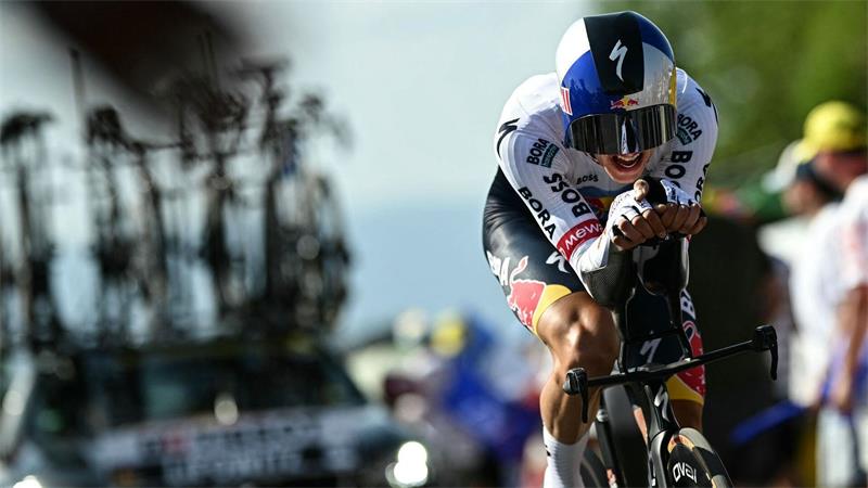 Von Betreuer gestützt: Sturz-Schock um Lipowitz bei der Tour Florian Lipowitz hatte vor seinem Sturz in der Gesamtwertung auf Platz fünf gelegen.