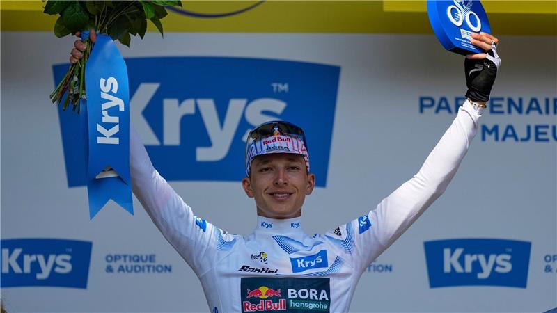 Lipowitz freut sich auf seine Freundin und die Alpen Florian Lipowitz jubelt im Weißen Trikot für den besten Nachwuchsfahrer.