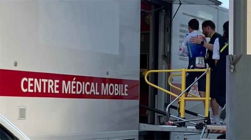 Florian Lipowitz (l) betritt den Medical Truck der Tour de France.