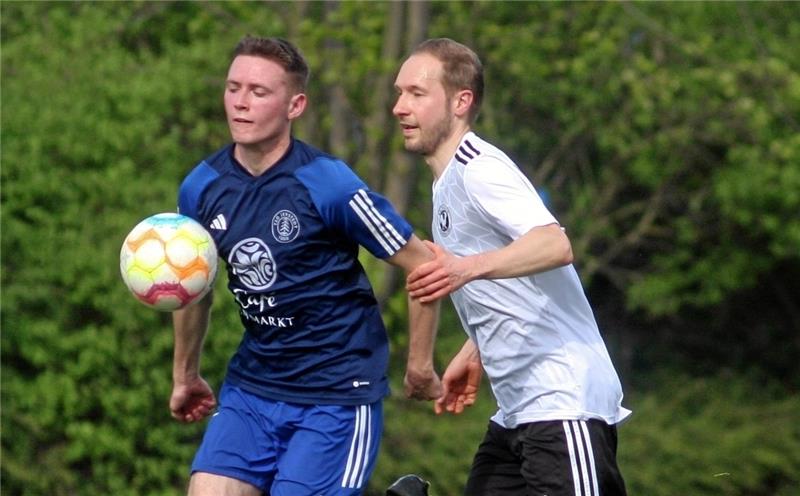Spitzenduo ist bereit für den Showdown in Seesen Florian Loch (r.) vom SV Hahndorf versucht, den Angriff der TSG Jerstedt über Jannik Antes zu unterbinden. Foto: Gietemann