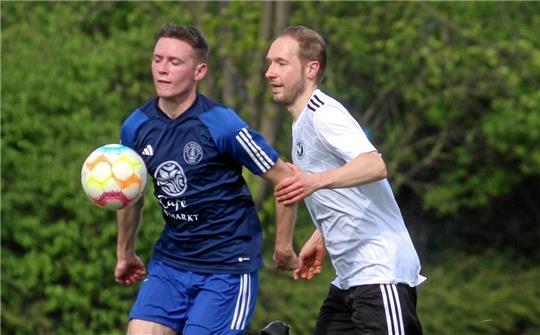 Florian Loch (r.) vom SV Hahndorf versucht, den Angriff der TSG Jerstedt über Jannik Antes zu unterbinden. Foto: Gietemann