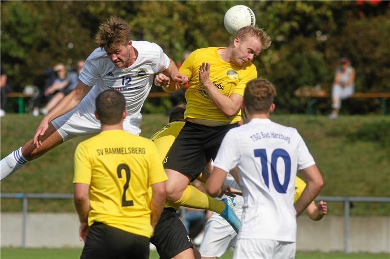 Florian Möcker (re.) erzielt zwar das zwischenzeitliche 1:3 für den SVR, kann die Niederlage gegen die TSG Bad Harzburg, hier Julius-David Riech, aber nicht verhindern. Foto: Gietemann