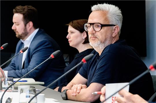 Florian Pfeffer (r-l), Landesvorstandssprecher von Bündnis 90/Die Grünen, Julia Tiedemann, Landesvorsitzende der Bürger in Wut (BiW) in Bremen, und Claas Bansemer, Generalsekretär der FDP in Bremen.