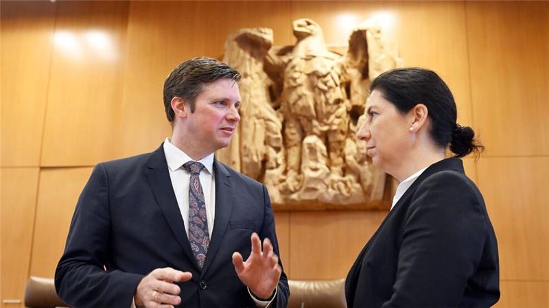 Kostet die Einheit heute noch Geld? Karlsruhe prüft Soli Florian Toncar und Katja Hessel (beide FDP) klagen in Karlsruhe gegen die umstrittene Abgabe.