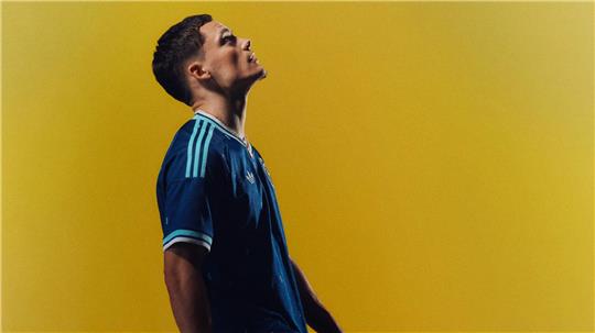 Florian Wirtz findet das neue Auswärtstrikot „ungewöhnlich“.