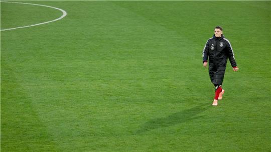 Florian Wirtz geht über den Trainigsplatz. 