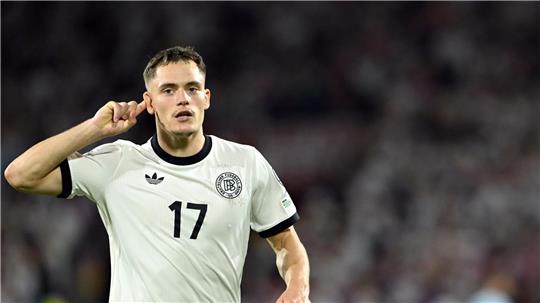 Florian Wirtz jubelt nach seinem Freistoßtor. 