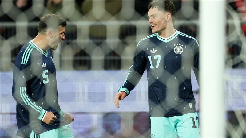 Der „den Ball küsst“: Wirtz zaubert vor seinen Eltern Florian Wirtz (r) jubelt nach seinem Siegtor zum 4:3 mit Pascal Groß.