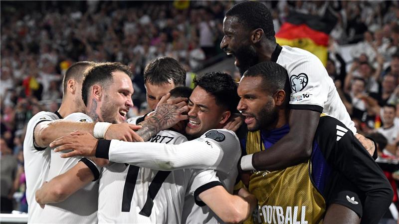 Später Doppelschlag erlöst Nagelsmann gegen Nordirland Florian Wirtz wird für sein Freistoßtor von den Teamkollegen bejubelt.