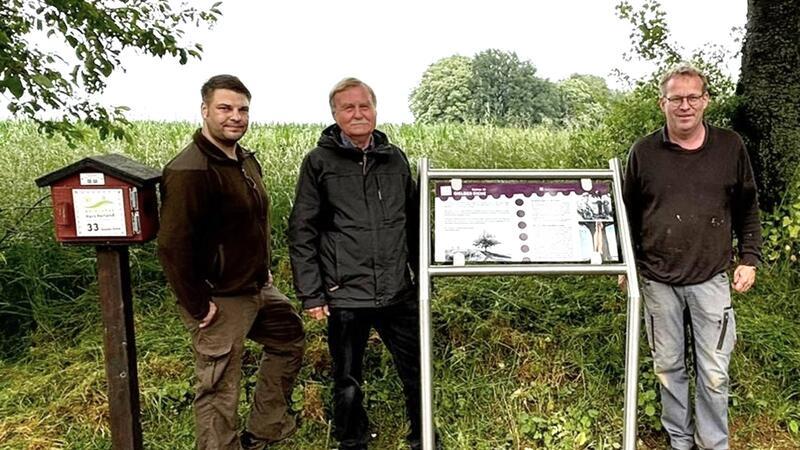 Florian Zalesinski, Hermann-Ulfried Bothe und Robert Vorlop beim Aufstellen des Schildes neben der Stempelstation.