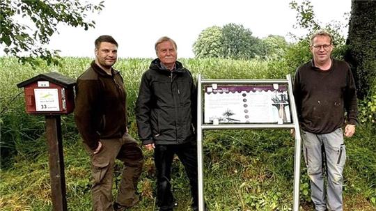 Florian Zalesinski, Hermann-Ulfried Bothe und Robert Vorlop beim Aufstellen des Schildes neben der Stempelstation.