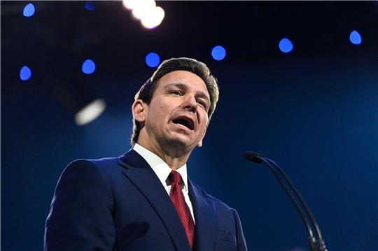 Floridas Gouverneur Ron DeSantis spricht während einer Festveranstaltung.
