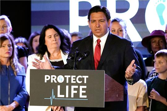 Floridas Gouverneur Ron DeSantis spricht zu Unterstützern in Kissimmee.