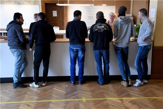 Flüchtlinge am Empfang im Asylcenter im dänischen Sønderborg. Wer in Dänemark politisches Asyl beantragen will, sollte gut zu Fuß sein. Das einzige Aufnahmezentrum des Landes für Flüchtlinge liegt etwa 25 Kilometer außerhalb von Kopenhagen auf einem Truppenübungsgelände in Sandholm.