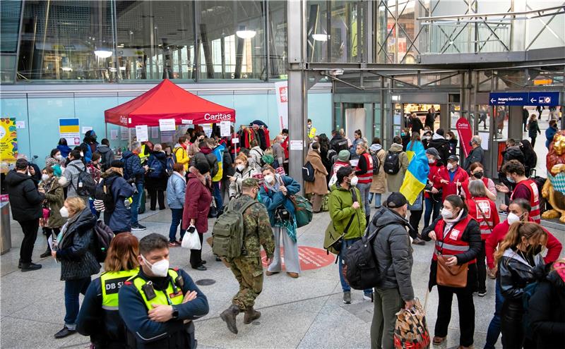 Frauenbeauftragte im Landkreis warnen vor Missbrauch Flüchtlinge aus der Ukraine werden nach ihrer Ankunft am Hauptbahnhof München von Mitarbeitern der Caritas und freiwilligen Helfern empfangen. Foto: Sven Hoppe/dpa