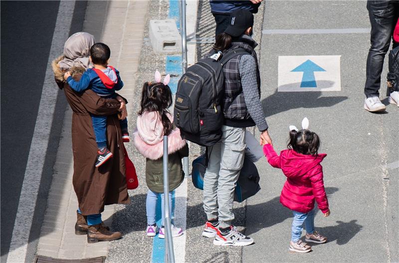 Appelle und Attacken zur Migration: Keine „Zaubermaßnahme” Flüchtlinge, die aus griechischen Flüchtlingslagern mit erbärmlichen Zuständen geholt wurden, kommen am Flughafen Hannover an.
