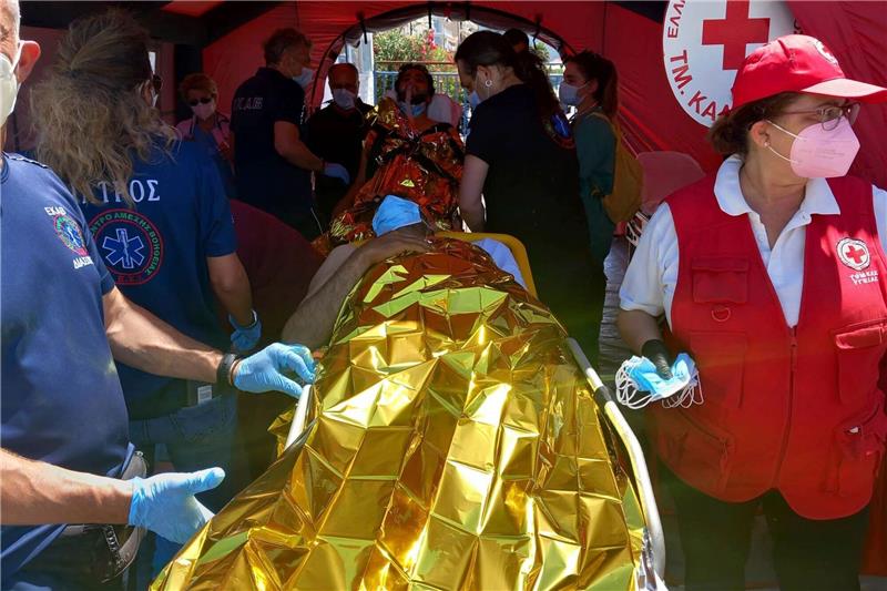 Hunderte Tote bei schwerem Bootsunglück im Mittelmeer? Flüchtlinge erhalten erste Hilfe bei ihrer Ankunft im Hafen von Kalamata nach einer Rettungsaktion.