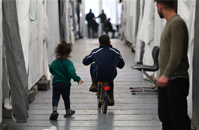 Flüchtlingskosten: Länder fordern deutlich mehr Geld Flüchtlinge in einem Zelt einer provisorischen Flüchtlingsunterkunft in Hessen.