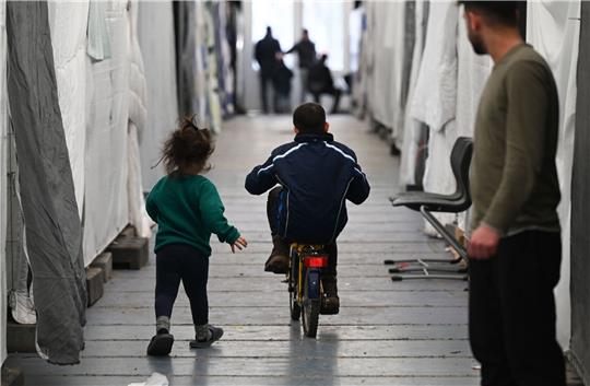 Flüchtlinge in einem der Zelte einer provisorischen Flüchtlingsunterkunft in Bensheim.
