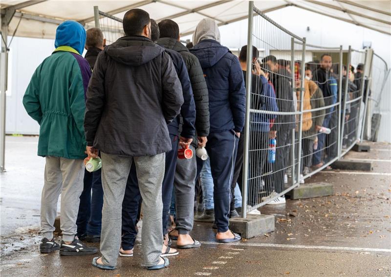 2022 über 217.000 Asylanträge in Deutschland Flüchtlinge warten in einer Aufnahmestelle auf die Essensausgabe: Die meisten neuen Asylbewerber kamen im vergangenen Jahr aus Syrien.
