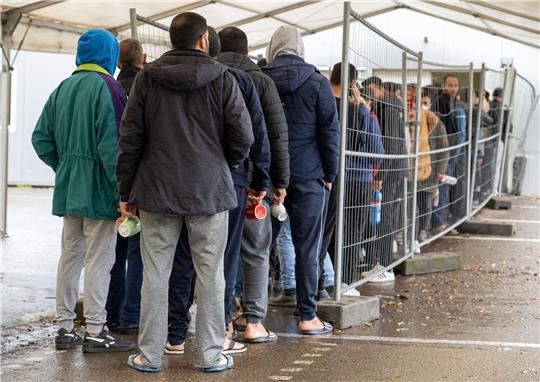 Flüchtlinge warten in einer Aufnahmestelle auf die Essensausgabe: Die meisten neuen Asylbewerber kamen im vergangenen Jahr aus Syrien.