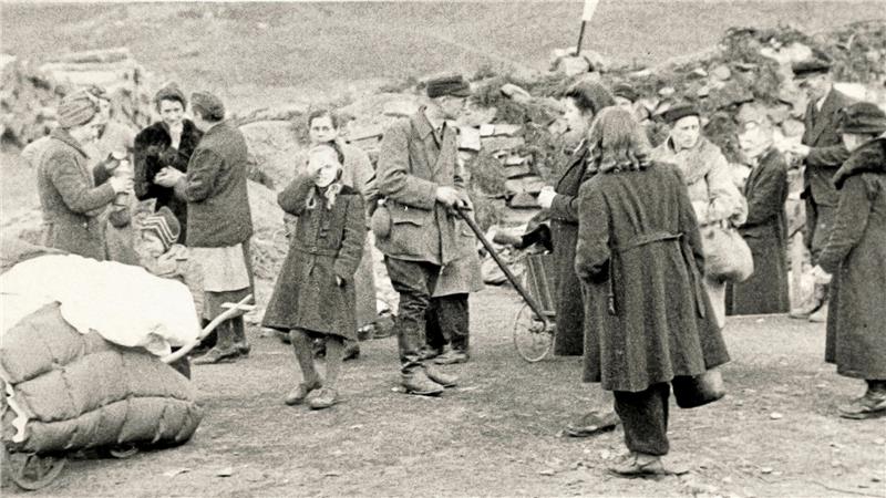 Nach dem Ende des Krieges: Nur die ärgsten Nazis fliegen raus Flüchtlingselend: Die Menschen sind mit Hab und Gut auf dem Marsch nach Westen und machen in diesem Fall im Jahr 1944 Rast vor Goslar.