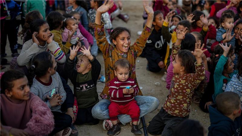 Flüchtlingskinder sehen sich bei einer Vorführung während der Waffenruhe in Gaza Zeichentrickfilme an.