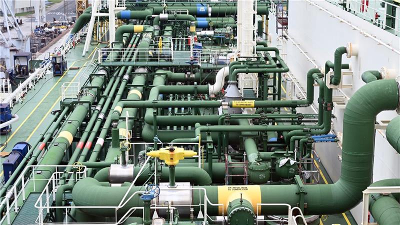 Flüssigerdgas mit dem Schiff zu transportieren, ist technisch sehr aufwendig. Das Foto zeigt Leitungen an Deck des LNG-Tankschiffs „Maran Gas Amorgos“. Die Aufnahme entstand während einer Wartung des Schiffes im Trockendock.