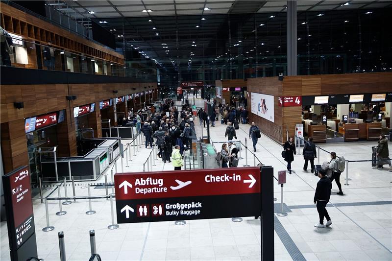 „Letzte Generation” kündigt Unterbrechung der Proteste an Fluggäste am Flughafen BER. Der Hauptstadtflughafen BER hatte zwischenzeitlich den Flugbetrieb aufgrund einer Aktion von Klimaaktivisten eingestellt.