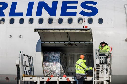 Flughafenmitarbeiter laden auf dem BER-Rollfeld  Paletten mit Hilfsgütern für die Türkei in ein Flugzeug der türkischen Fluggesellschaft Türkish Airlines.