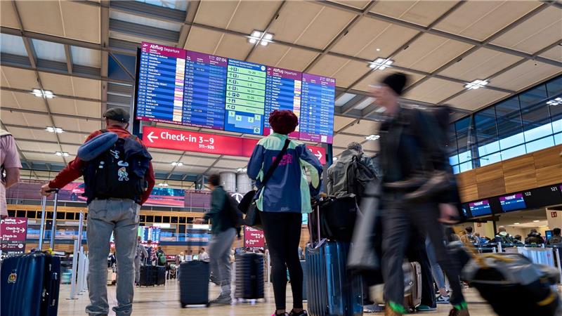 Flugreisende am BER sollten viel Geduld mitbringen. (Archivbild)