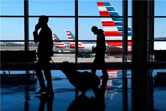 Flugreisende am Ronald Reagan Washington National Airport, im Hintergrund: Maschinen der der Fluggesellschaft American Airlines.