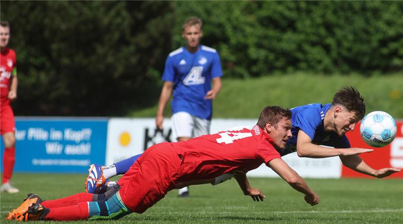 Flugshow am Bärenkopf: Der Othfresener Lorenz Kaiser (r.) und Damien Varnava vom FC Groß Döhren hechten Richtung Ball. 