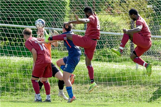 Flugshow an der Planstraße, aber Germain Sekongo, Souleymane Kone und Luca Kassebaum (v. r.) bringen in dieser Szene den Ball nicht im Kasten von Fortuna Lebenstedt unter. Foto: Drechsler