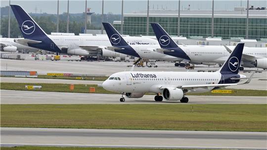 Lufthansa-Flieger muss wegen „renitentem Passagier“ umdrehen Flugzeug muss wegen „renitentem Passagier“ Notlanden. (Archivbild)