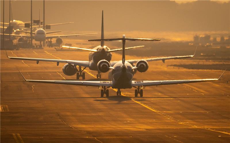 Ticketsteuer, Biosprit, Autokauf: Das ändert sich im Mai Flugzeuge auf dem Flughafen Frankfurt: Zum 1. Mai steigt die Ticketsteuer je nach Entfernung.