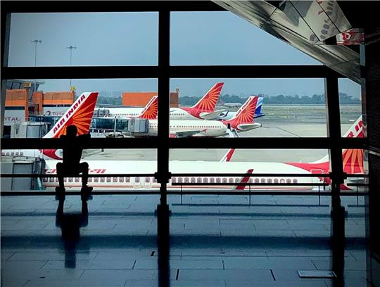 Flugzeuge der Air India parken auf dem internationalen Flughafen Indira Gandhi in Neu Delhi.