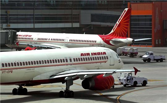 Flugzeuge der Fluglinie Air India in Neu Delhi.