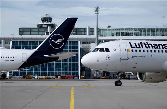 Flugzeuge der Lufthansa am Flughafen München.